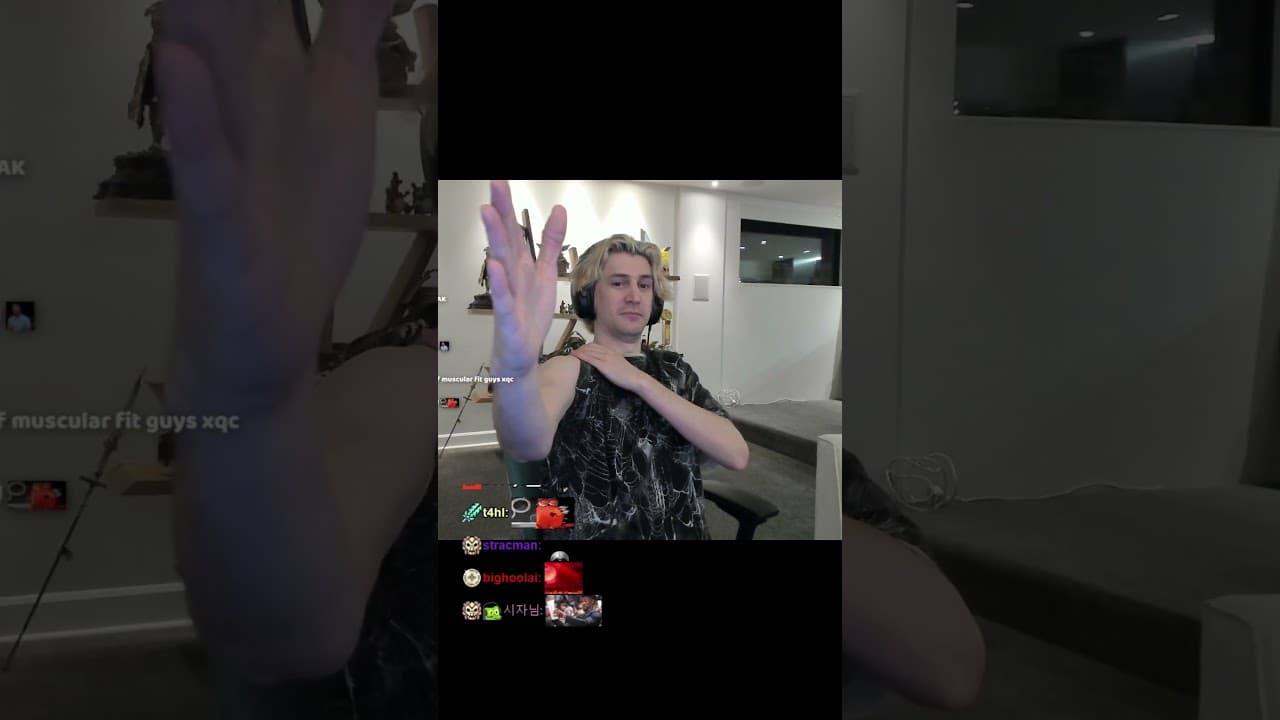 xQc Shows his Muscle Progress