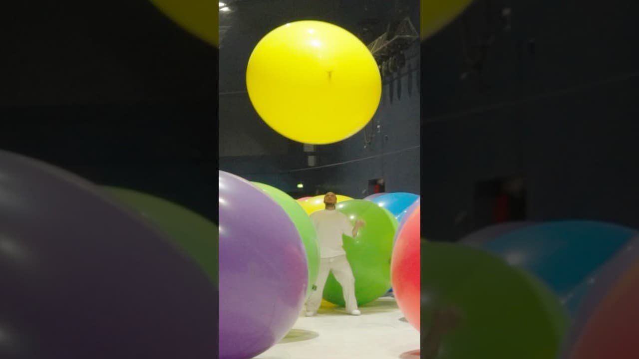 On a fait exploser un ballon sur la tête de Kalash