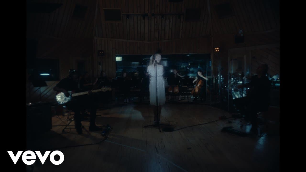 Ariana Grande - intro (end of the world) (live version)