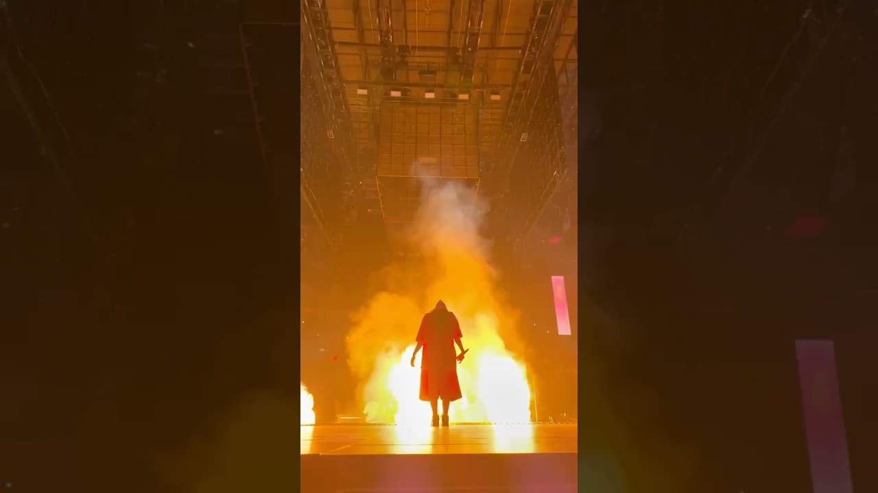 Billie performing “bury a friend” 🎃