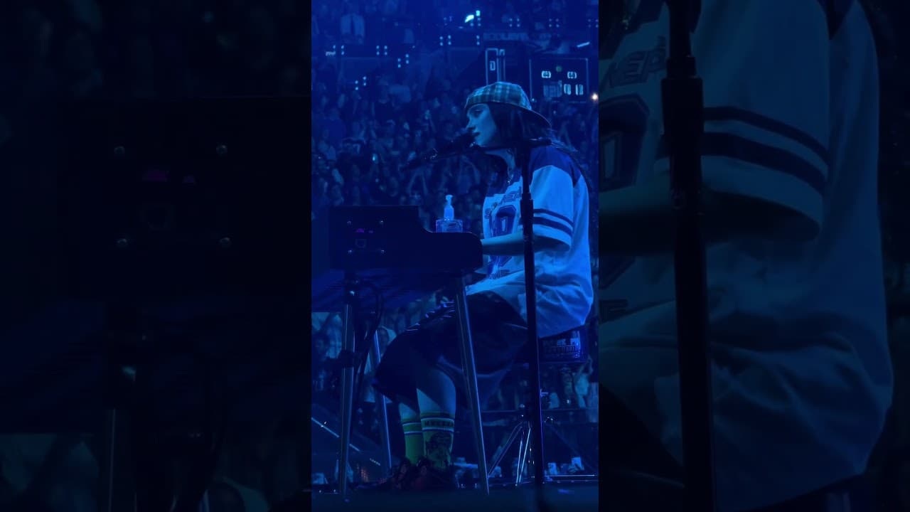 Billie performing “ocean eyes” in Melbourne, Australia